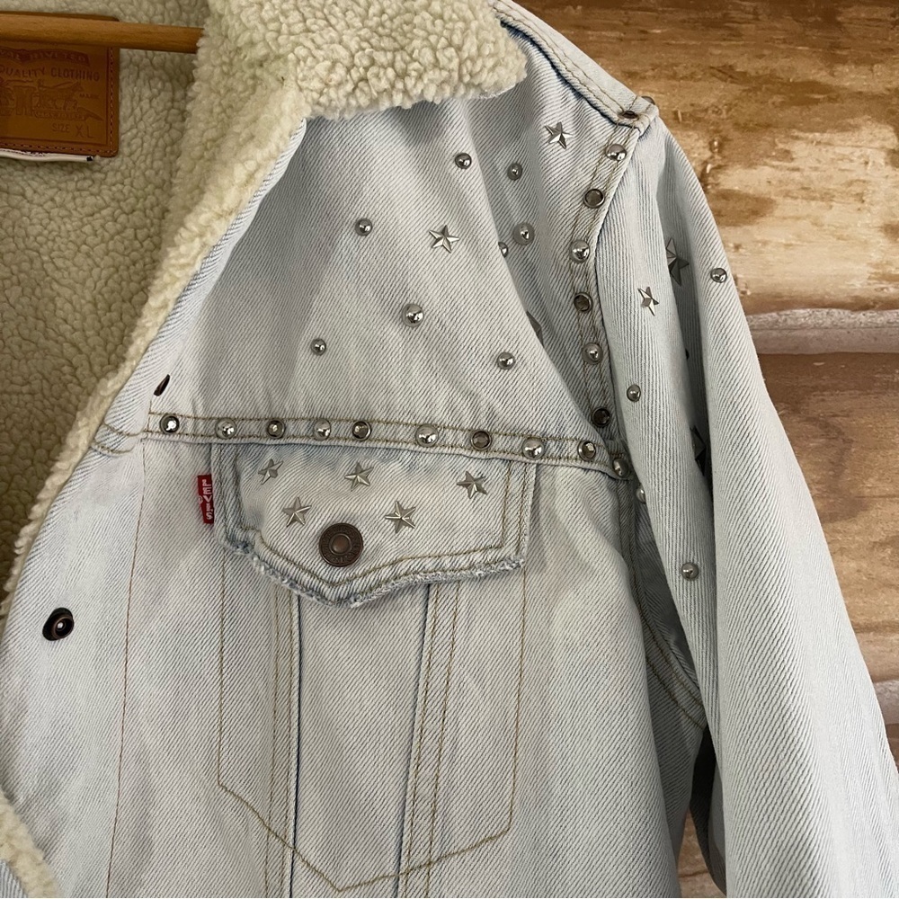 ❤️‍🔥Levi’s light wash Sherpa lined star studded denim trucker jacket size XL - Picture 4 of 16